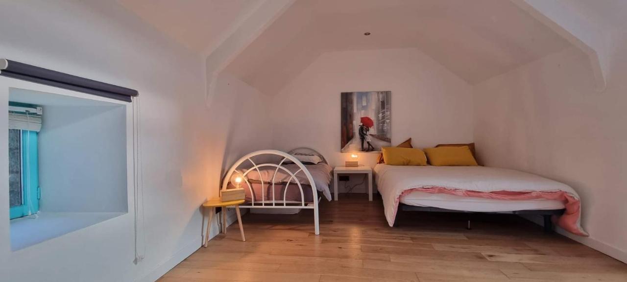 Gite Maisonnette- Et A Cote Coule Une Riviere Josselin Luaran gambar