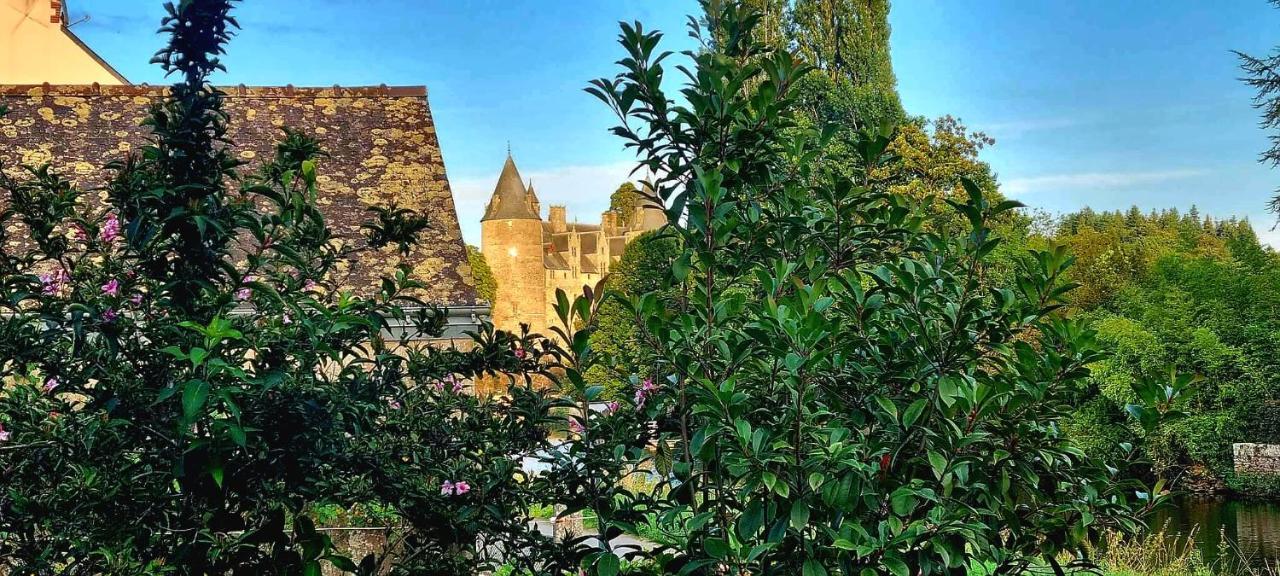Gite Maisonnette- Et A Cote Coule Une Riviere Josselin Luaran gambar