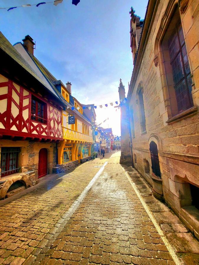 Gite Maisonnette- Et A Cote Coule Une Riviere Josselin Luaran gambar
