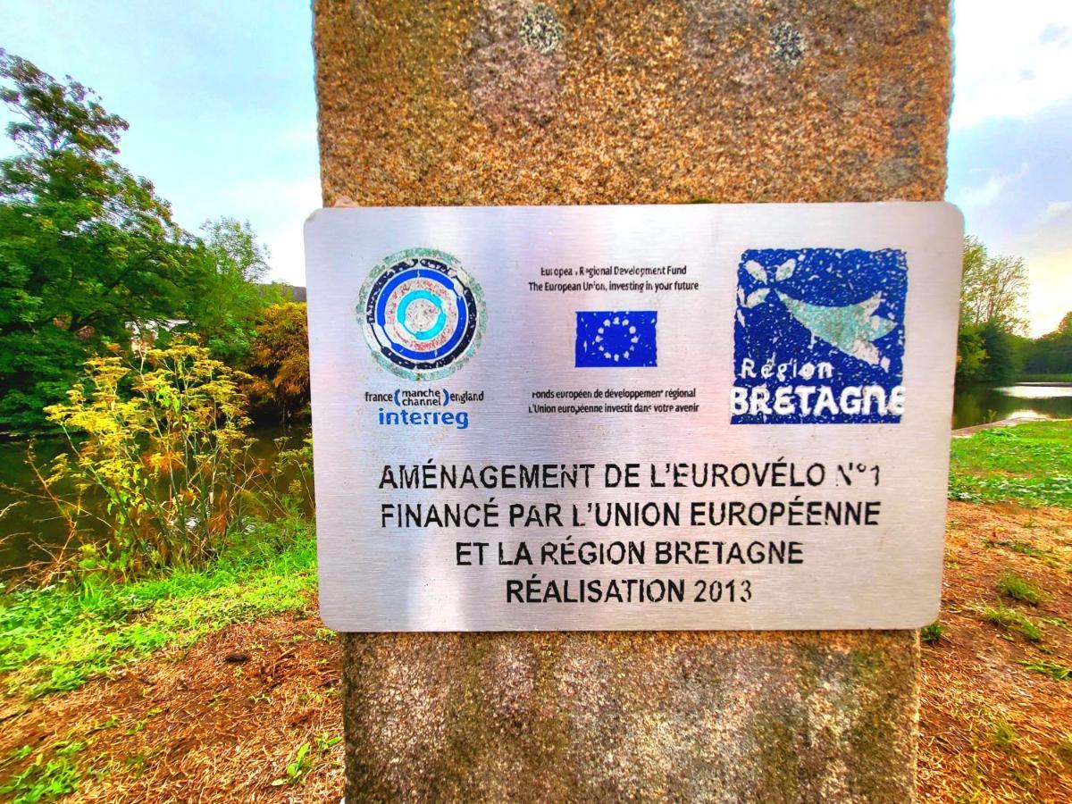 Gite Maisonnette- Et A Cote Coule Une Riviere Josselin Luaran gambar