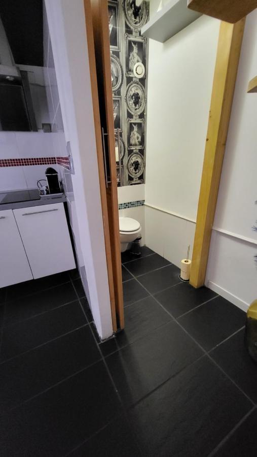 Gite Maisonnette- Et A Cote Coule Une Riviere Josselin Luaran gambar