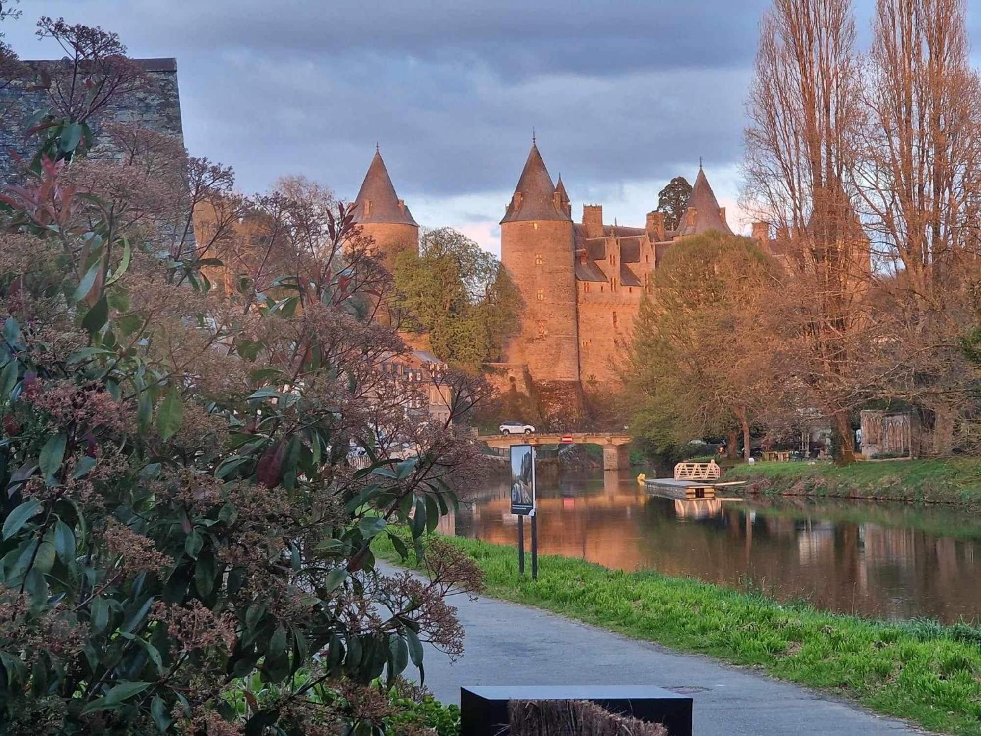 Gite Maisonnette- Et A Cote Coule Une Riviere Josselin Luaran gambar