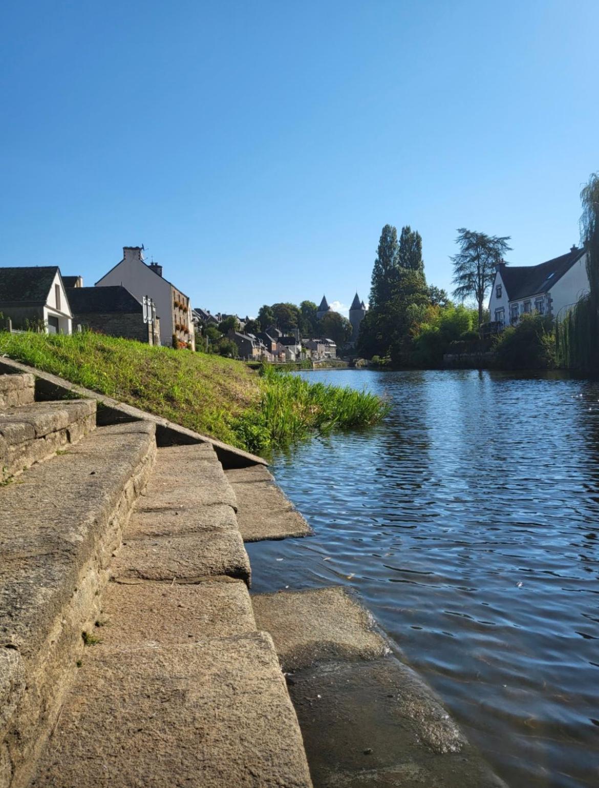Gite Maisonnette- Et A Cote Coule Une Riviere Josselin Luaran gambar